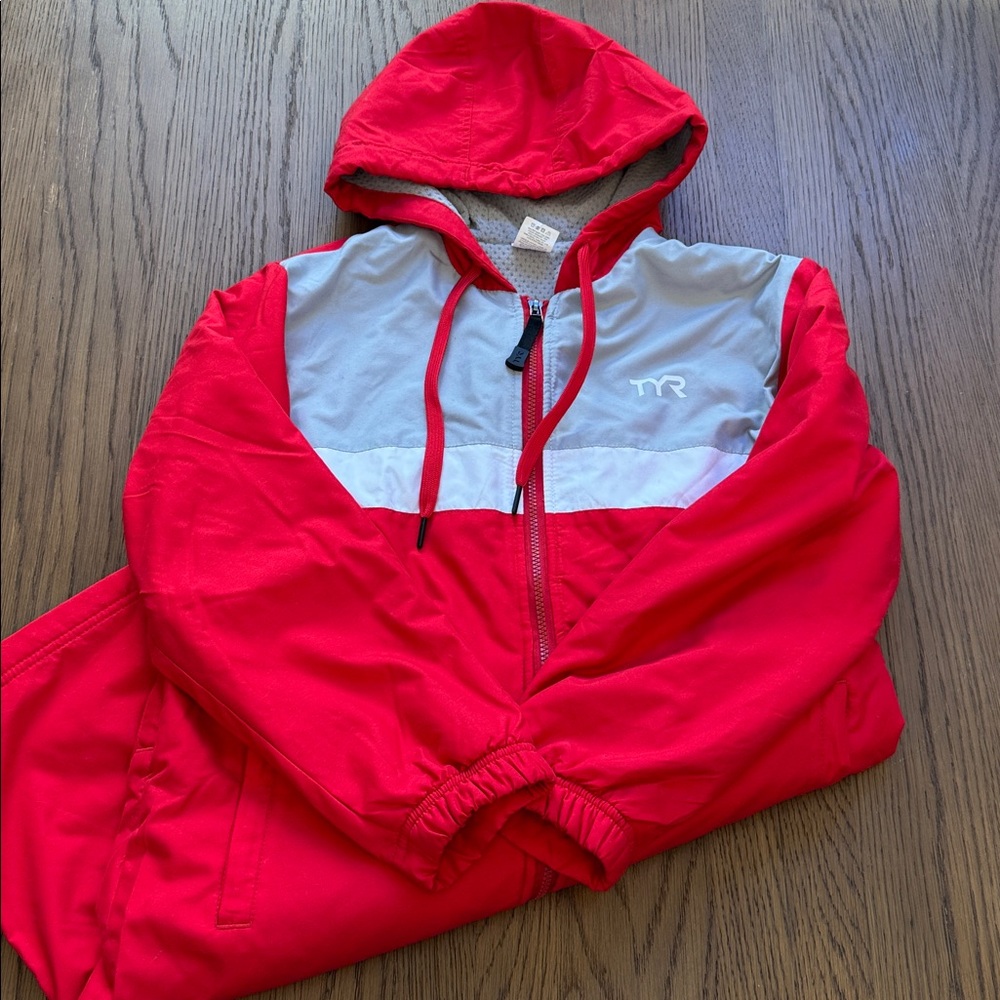 TYR Youth Alliance Podium Parka in Red Size Youth Large